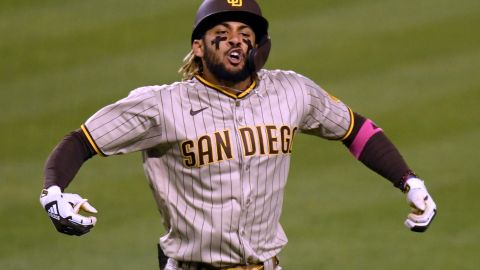 Fernando Tatis Jr. reapareció y sufrió aparatosa caida jugando fútbol