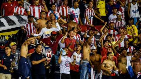 Los hinchas del Junior se enfrentaron con los aficionados del Unión Magdalena.