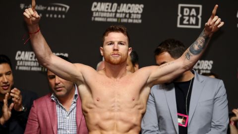 Canelo Álvarez posa frente a las cámaras durante el pesaje del combate ante Daniel Jacobs.