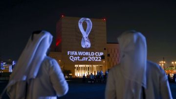 Qataríes disfrutan de la presentación en 2019 del logo oficial de Qatar 2022.
