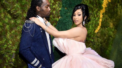 Cardi B y Offset publican las primeras fotos del rostro de su hijo y revelan su nombre.