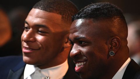 Kylian Mbappé (L) y Vinicius Jr. comparten en la gala del Balón de Oro de 2019.