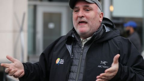El Chef José Andrés hablando con periodistas en Washington.