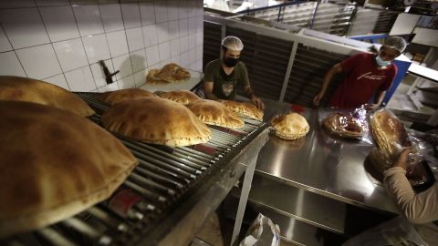 La mujer murió aplastada por una máquina panadera,