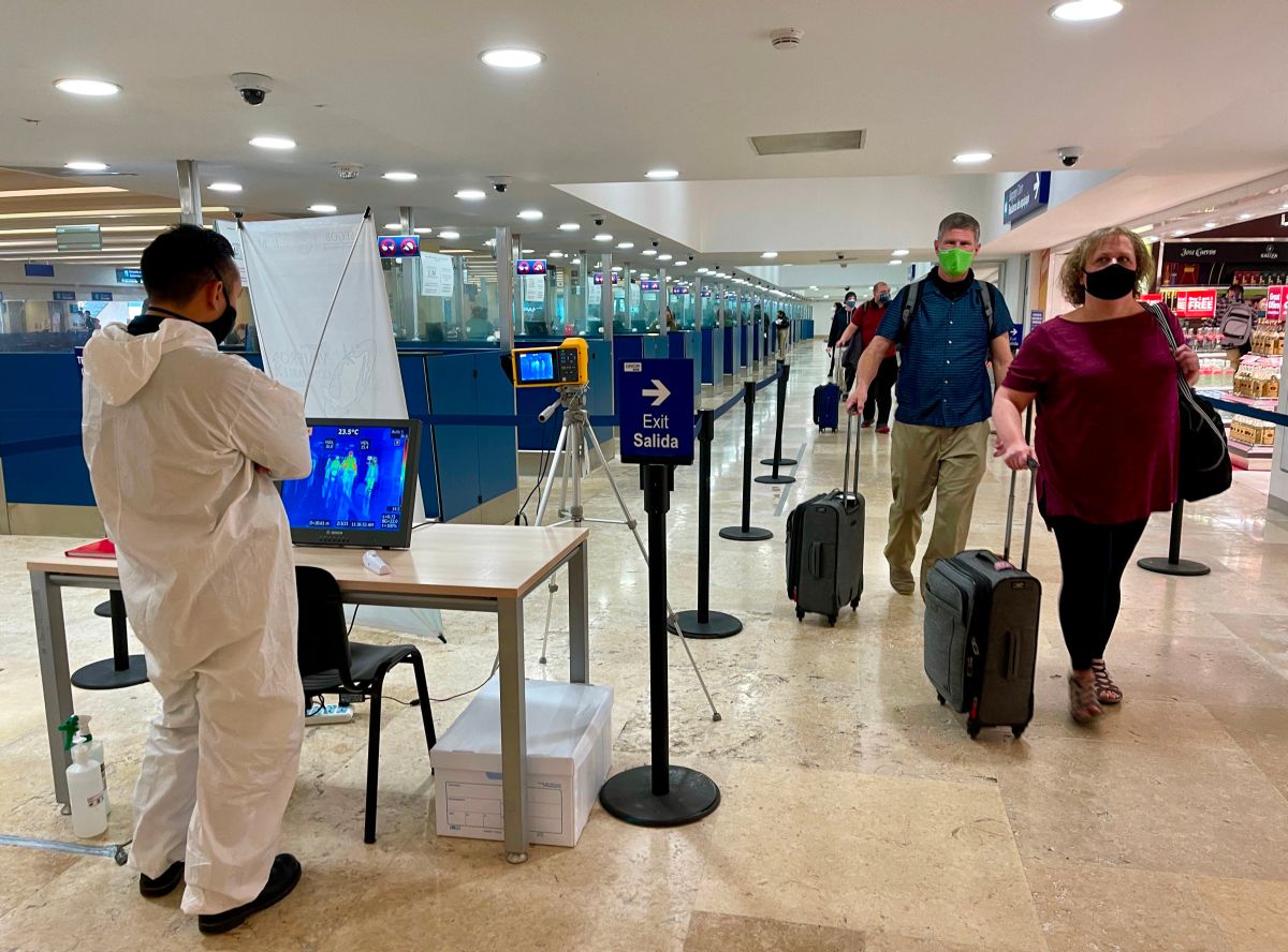 Turistas arriban en el Aeropuerto Internacional de Cancún en el estado de Quintana Roo.