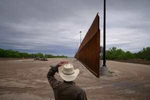 Mexicano muere al intentar escalar el muro fronterizo en Texas