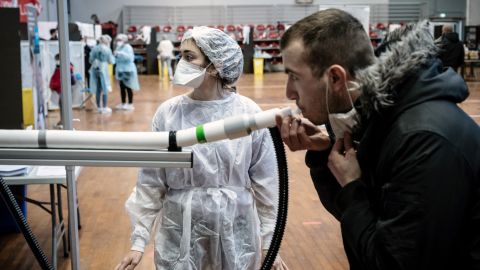 Gente probando una versión gigante del InspectIR COVID-19 Breathalyzer.