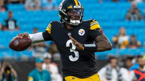 Dwayne Haskins realiza un pase de anotación para Pittsburgh Steelers en 2021.