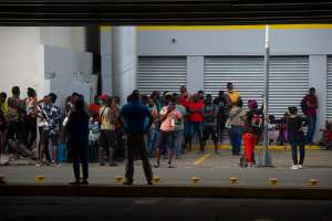 Hallan a 92 migrantes hacinados en un tráiler al norte de México