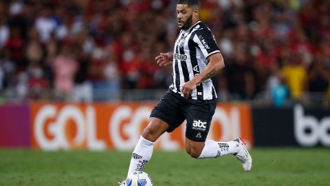 RIO DE JANEIRO, BRAZIL - OCTOBER 30: Hulk of Atletico Mineiro controls the ball during a match between Flamengo and Atletico Mineiro as part of Brasileira 2021 at Maracana Stadium on October 30, 2021 in Rio de Janeiro, Brazil. (Photo by Wagner Meier/Getty Images)