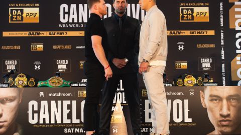 Canelo Álvarez (L) y Dmitry Bivol (R) posan en la rueda de prensa donde anunciaron su combate del próximo 7 de mayo.