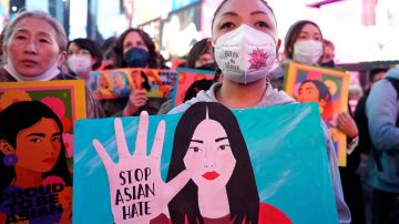 Una manifestación en Times Square pidiendo que se frenen los delitos de odio contra la comunidad asiático-americana.