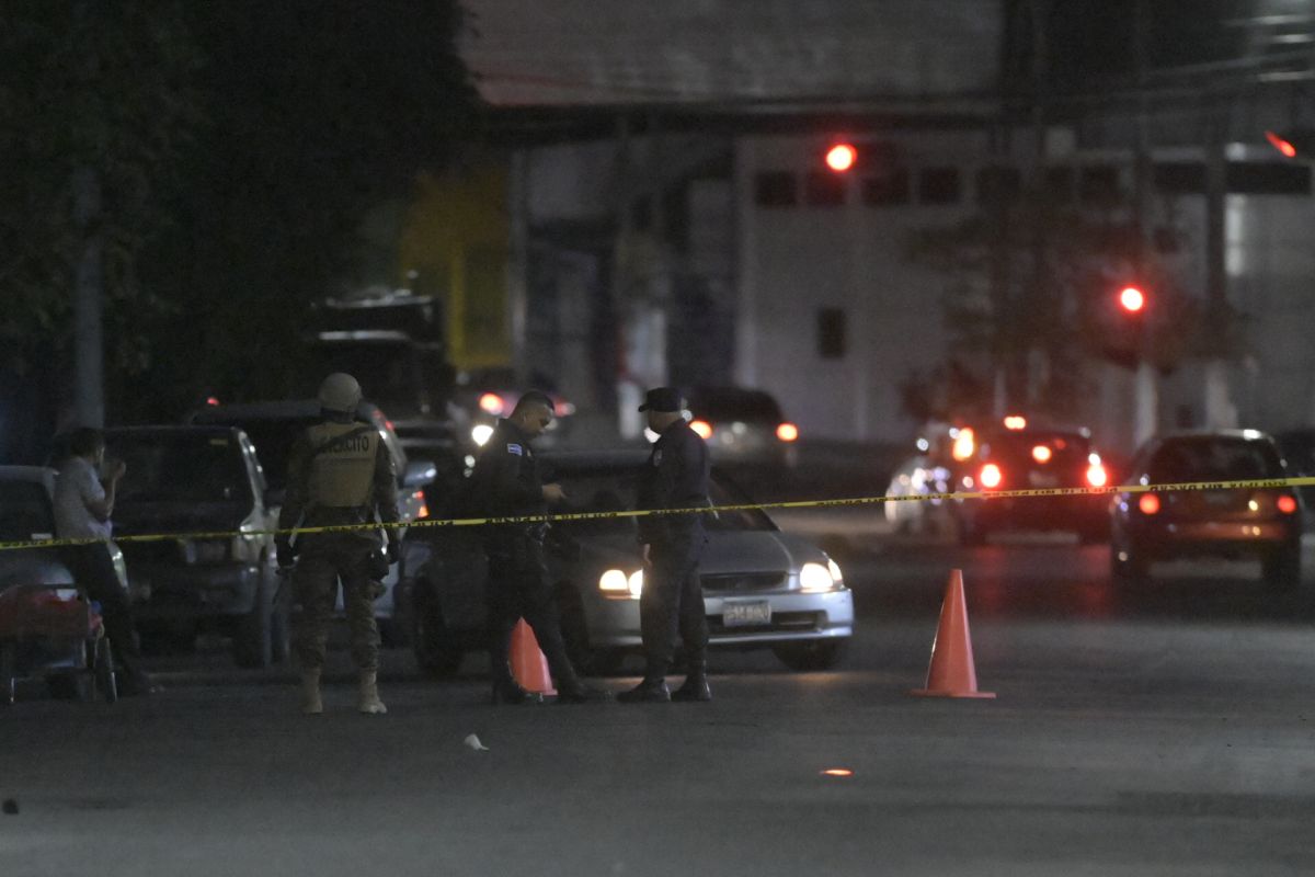 Policías en una escena del crimen en El Salvador ligada a la violencia de pandillas.  