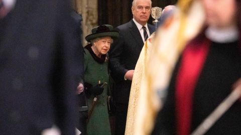 La reina Isabel II y su hijo el príncipe Andrés.