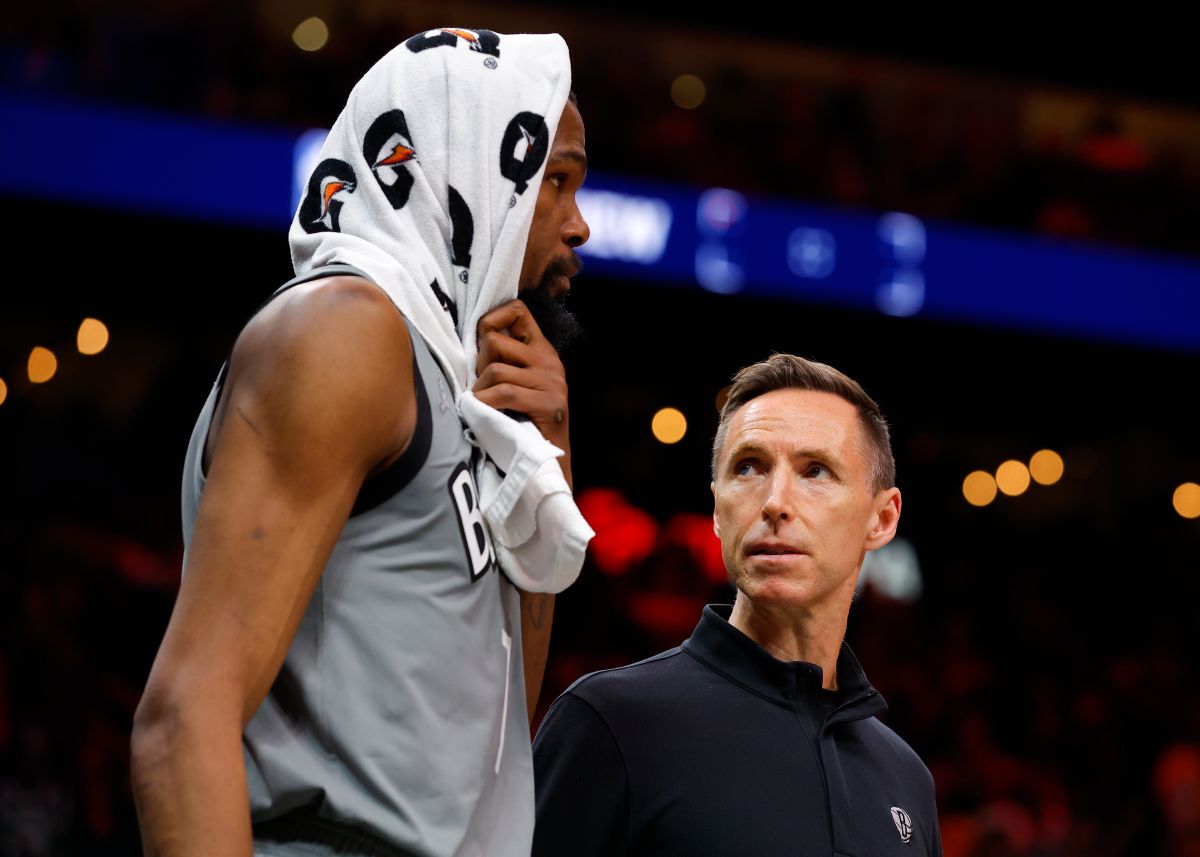 Kevin Durant conversa con el coach Steve Nash sobre la derrota ante Atlanta Hawks. 