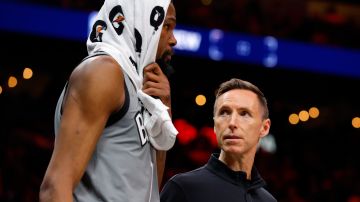 Kevin Durant conversa con el coach Steve Nash sobre la derrota ante Atlanta Hawks.