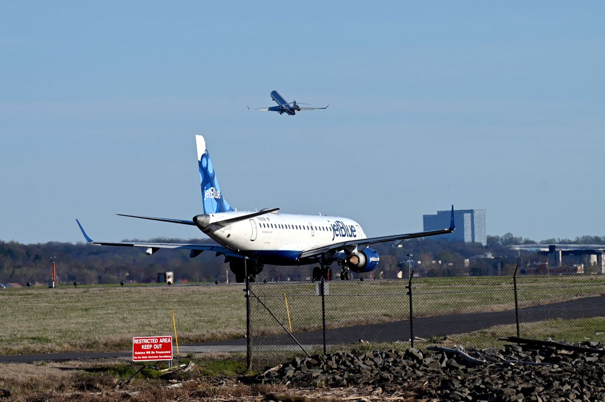 Un avión de JetBlue Airways en la pista de aterrizaje del aeropuerto Ronald Reagan Washington National Airport, en Arlington, Virginia.