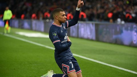 Mbappé celebra uno de sus dos goles ante Lorient en la Ligue 1.