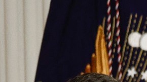 El presidente Biden firmó una nueva regla para ampliar la cobertura de Obamacare.