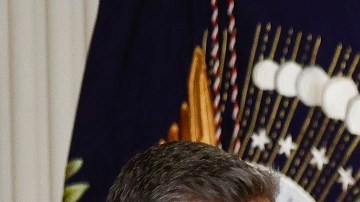 El presidente Biden firmó una nueva regla para ampliar la cobertura de Obamacare.