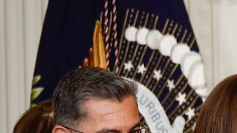 El presidente Biden firmó una nueva regla para ampliar la cobertura de Obamacare.