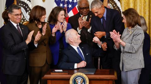 El presidente Biden firmó una nueva regla para ampliar la cobertura de Obamacare.