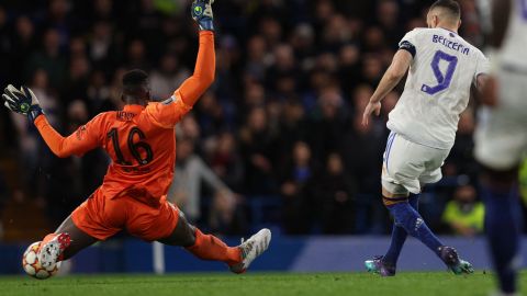 Benzema anota el tercer gol de su encuentro frente a Chelsea por los cuartos de final de Champions League.