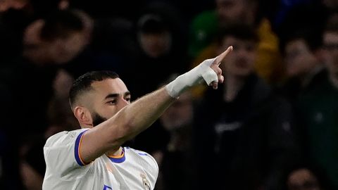 Karim Benzema celebra su tercer gol de la noche ante Chelsea.