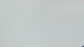 Ronald Acuña posa con su anillo de campeón de Serie Mundial entregado en la serie ante Cincinnati Reds el 9 de abril.