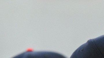 Ronald Acuña posa con su anillo de campeón de Serie Mundial entregado en la serie ante Cincinnati Reds el 9 de abril.