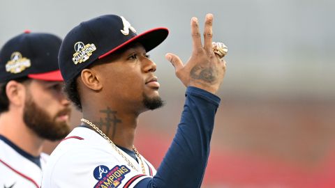 Ronald Acuña posa con su anillo de campeón de Serie Mundial entregado en la serie ante Cincinnati Reds el 9 de abril.