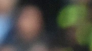 Jugadores del Manchester City y Liverpool comparten tras el pitazo final del partido que terminó 2-2 por la jornada 31 de la Premier League.