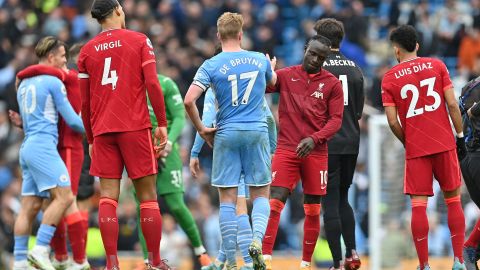 Jugadores del Manchester City y Liverpool comparten tras el pitazo final del partido que terminó 2-2 por la jornada 31 de la Premier League.