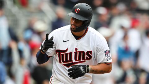 Gary Sánchez celebra su primer cuadrangular con Minnesota Twins.