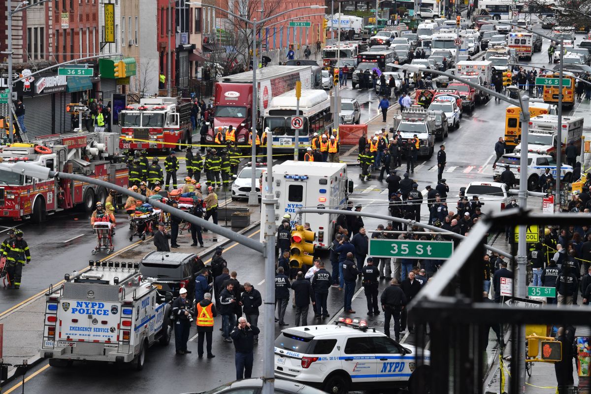 Miembros del NYPD y otras agencias de emergencia en la escena del tiroteo en Brooklyn. 