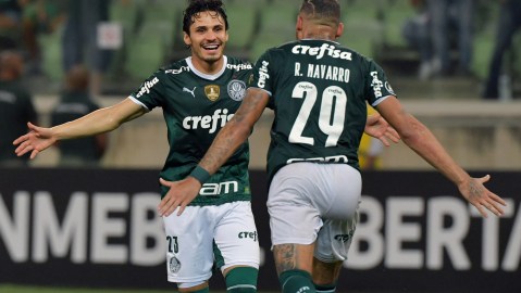 Raphael Veiga (L) celebra el primero de sus dos goles junto a Rafael Navarro en el Palmeiras 8-1 Independiente Petrolero.