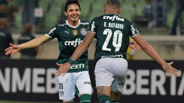 Raphael Veiga (L) celebra el primero de sus dos goles junto a Rafael Navarro en el Palmeiras 8-1 Independiente Petrolero.