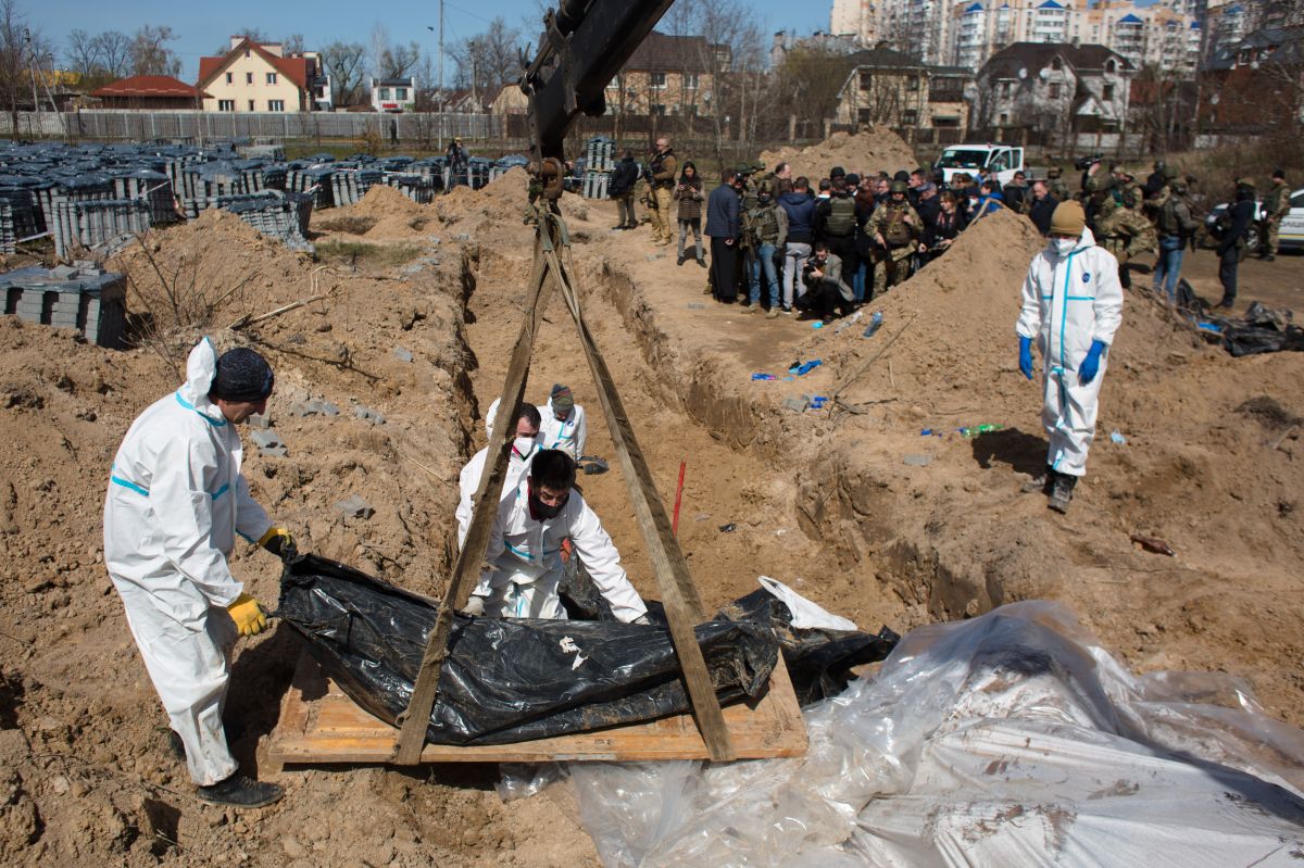 Equipos que exhuman cadáveres continúan labores en Bucha (Ucrania), abril 2022. 