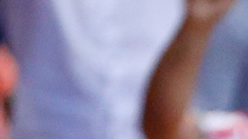 El uruguayo Rodrigo Aguirre celebra con la afición de Necaxa uno de los goles ante Atlético San Luis por la jornada 14 de la Liga MX en 2022.