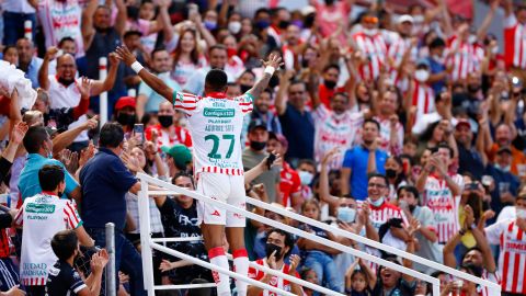 El uruguayo Rodrigo Aguirre celebra con la afición de Necaxa uno de los goles ante Atlético San Luis por la jornada 14 de la Liga MX en 2022.