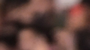 Karim Benzema es felicitado por Carlo Ancelotti al final del encuentro de este domingo ante Sevilla.