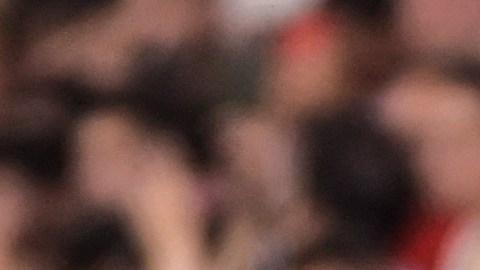 Karim Benzema es felicitado por Carlo Ancelotti al final del encuentro de este domingo ante Sevilla.