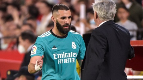 Karim Benzema es felicitado por Carlo Ancelotti al final del encuentro de este domingo ante Sevilla.
