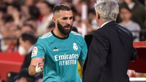 Karim Benzema es felicitado por Carlo Ancelotti al final del encuentro de este domingo ante Sevilla.