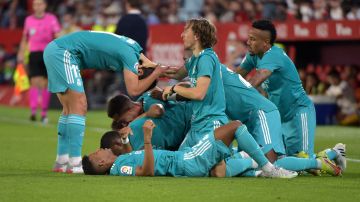 Jugadores del Real Madrid celebran el gol de Karim Benzema que sentenció la remontada 2-3 ante Sevilla en la jornada 32 de La Liga española.