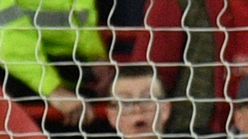 Luis Díaz define ante la mirada de Harry Maguire y Phil Jones, para poner el primer gol del encuentro del Liverpool ante Manchester United.