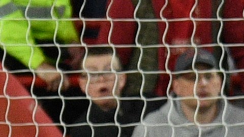 Luis Díaz define ante la mirada de Harry Maguire y Phil Jones, para poner el primer gol del encuentro del Liverpool ante Manchester United.