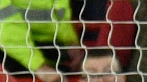 Luis Díaz define ante la mirada de Harry Maguire y Phil Jones, para poner el primer gol del encuentro del Liverpool ante Manchester United.