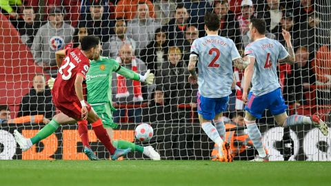 Luis Díaz define ante la mirada de Harry Maguire y Phil Jones, para poner el primer gol del encuentro del Liverpool ante Manchester United.