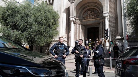 La policía detuvo al sujeto que apuñaló al sacerdote.